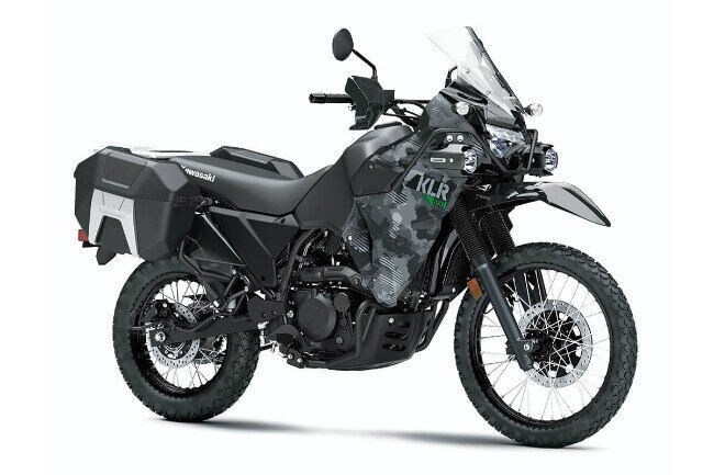 <div class='descrGalleryTitle'>KAWASAKI CHE TORNA AL TASSELLO</div><div class='descrGalleryText'><p>Queste benedette omologazioni Euro5 si mettono sempre di traverso. Negli USA, ad esempio, la moto totale KLR 650 è ancora in commercio e continua a rinnovarsi. Invece qui in Europa siamo schiavi delle normative antinquinamento, tutti fanno la corsa verso le moto green che non piacciono a nessuno, e ci perdiamo delle tuttofare del genere. Eh, quanto ci piacerebbe trovarne una nei padiglioni di Fiera Milano...</p>
</div>